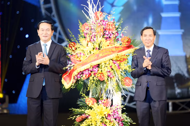 Chủ tịch nước Trần Đại Quang tặng hoa chúc mừng những người làm báo Việt Nam.