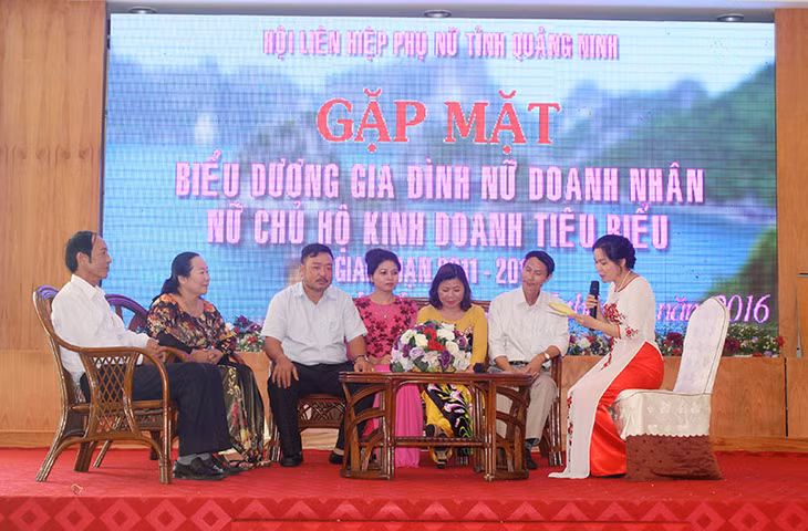 Giao lưu với các gia đình nữ doanh nhân và nữ chủ hộ kinh doanh tiêu biểu.