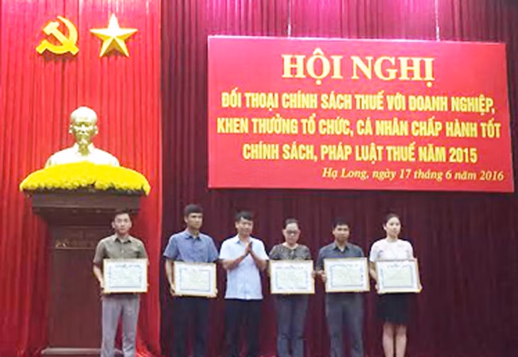 Lãnh đạo TP Hạ Long khen thưởng các đơn vị, doanh nghiệp thực hiện tốt công tác thuế, thu phí và lệ phí.