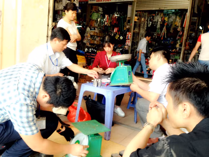 Đoàn kiểm tra của Chi cục Tiêu chuẩn đo lường chất lượng và TP Hạ Long kiểm định cân tại chợ Hạ Long I (tháng 4-2016).