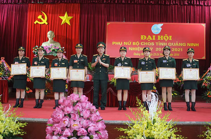 Đại tá Trần Đình Trách, Phó Chính ủy Bộ CHQS tỉnh tặng giấy khen cho các cá nhân có thành tích xuất sắc trong công tác Hội nhiệm kỳ 2011-2016.