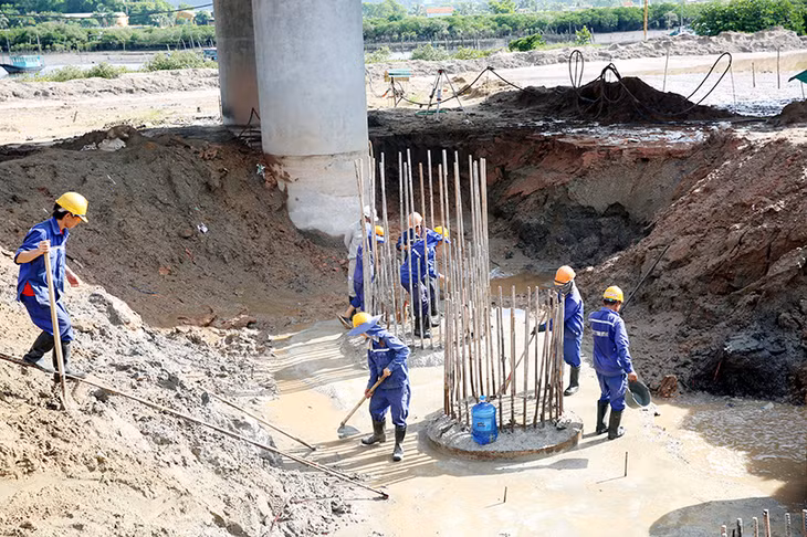 Gói thầu XL-04 (cầu sông Hốt) thi công gặp nhiều khó khăn nhất do gặp phải địa chất phức tạp, có hang kaster. Nhà thầu đã tổ chức khắc phục thành công, đến nay đã thực hiện được tổng số 213/221 cọc khoan nhồi, sẽ hoàn thành khoan cọc trước ngày 30-6-2016.