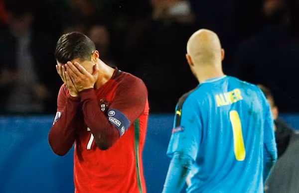 Ronaldo ôm mặt tiếc nuối sau khi đá hỏng phạt đền. Cầu thủ mang áo số 7 trở thành tội đồ của Bồ Đào Nha trong trận đấu anh đáng lẽ được tôn vinh. Ảnh: Reuters.