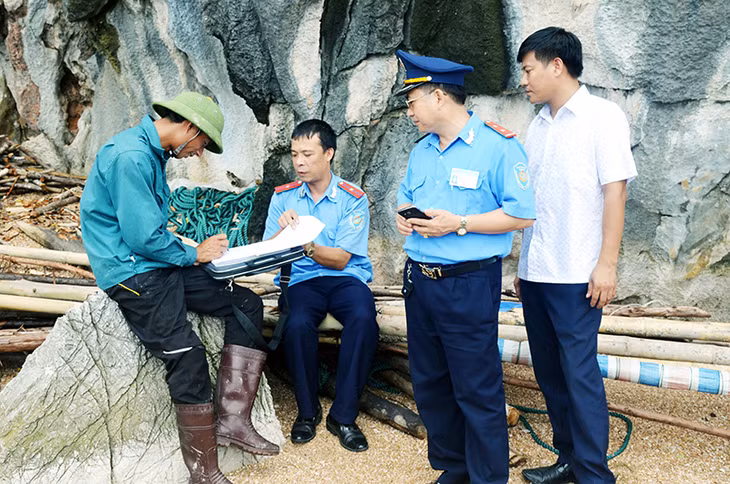 Cán bộ Trung tâm Bảo tồn Vịnh Bái Tử Long phối hợp với các lực lượng chức năng huyện Vân Đồn lập biên bản một trường hợp xây dựng công trình nhà ở trái phép trên Vịnh.