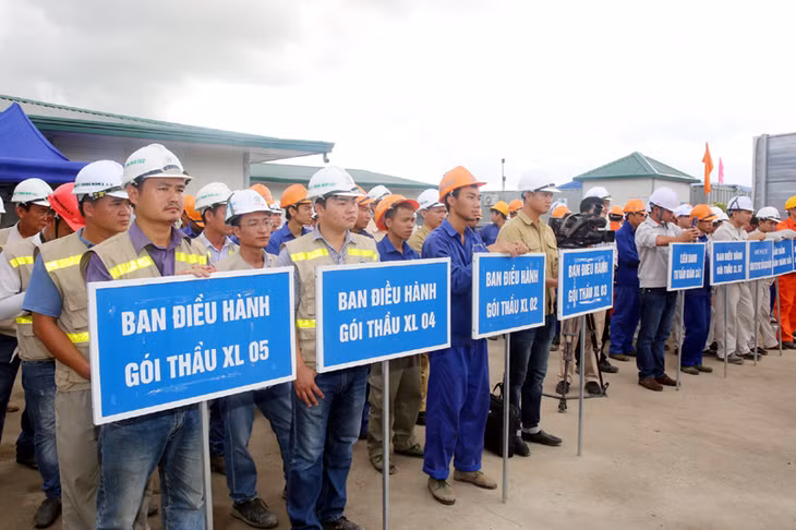 Cán bộ, công nhân thi công cầu Bạch Đằng dự Lễ phát động thi đua.