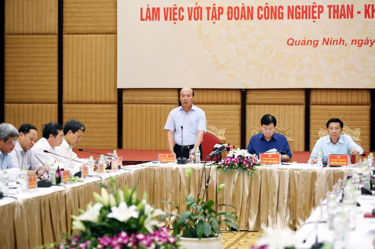 Đồng chí Lê Minh Chuẩn, Bí thư, Chủ tịch HĐTV Tập đoàn TKV báo cáo tình hình sản xuất kinh doanh của TKV tại buổi làm việc