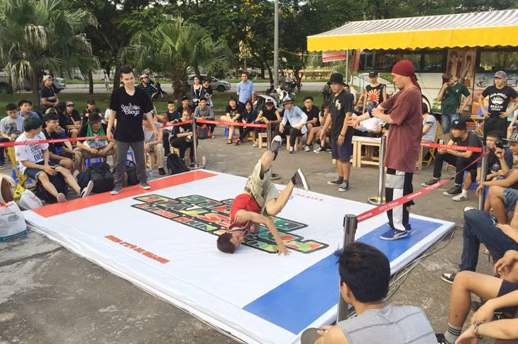 Giải đấu diễn ra trong không khí sôi động.