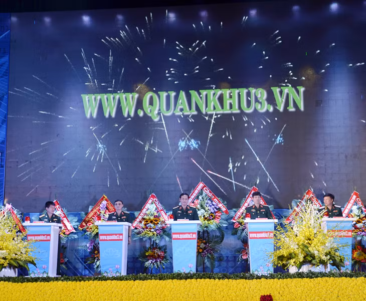 Lãnh đạo Quân khu 3 và Báo Quân khu 3 nhấn nút hòa mạng khai trương Báo Quân khu 3 điện tử