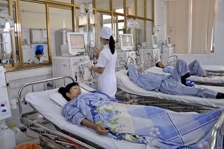 Nhờ được cấp BHYT theo chính sách hỗ trợ của tỉnh cho đối tượng thuộc hộ cận nghèo, chị Liêu Thị Hà (trong ảnh, đang chạy thận nhân tạo) giảm được chi phí đáng kể trong điều trị bệnh tại Bệnh viện Đa khoa tỉnh.