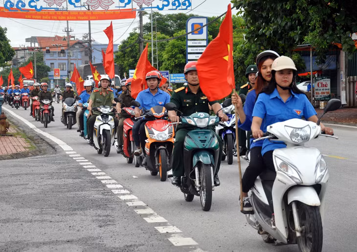 Các cán bộ, đoàn viên, hội viên và lực lượng vũ trang huyện Hải Hà đã xuống đường tham gia diễu hành hưởng ứng.