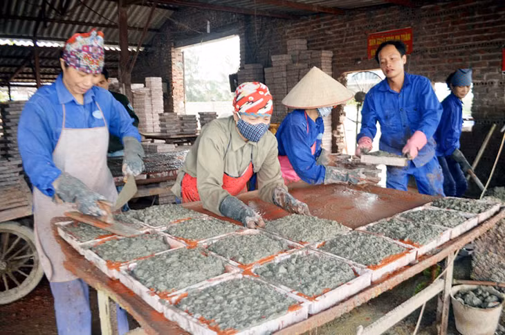 Một trong những công đoạn sản xuất gạch bê tông của Công ty CP Xây dựng và Phát triển đô thị Miền Đông (TP Cẩm Phả).
