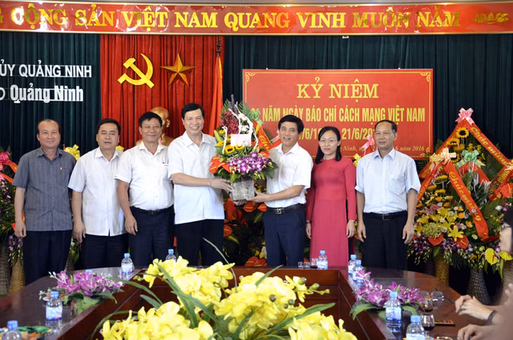 Đồng chí Nguyễn Đức Long, Phó Bí thư Tỉnh ủy, Chủ tịch UBND tỉnh tặng hoa chúc mừng đội ngũ cán bộ, phóng viên, nhân viên Báo Quảng Ninh