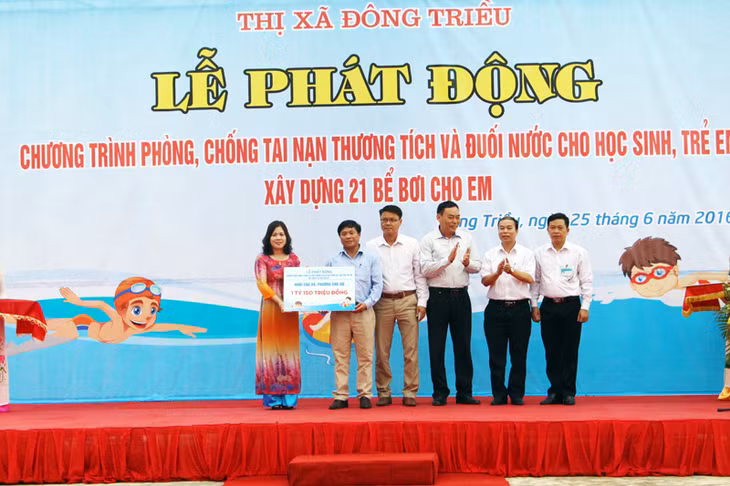Đại diện các cơ quan, đơn vị, doanh nghiệp tham gia ủng hộ chương trình 