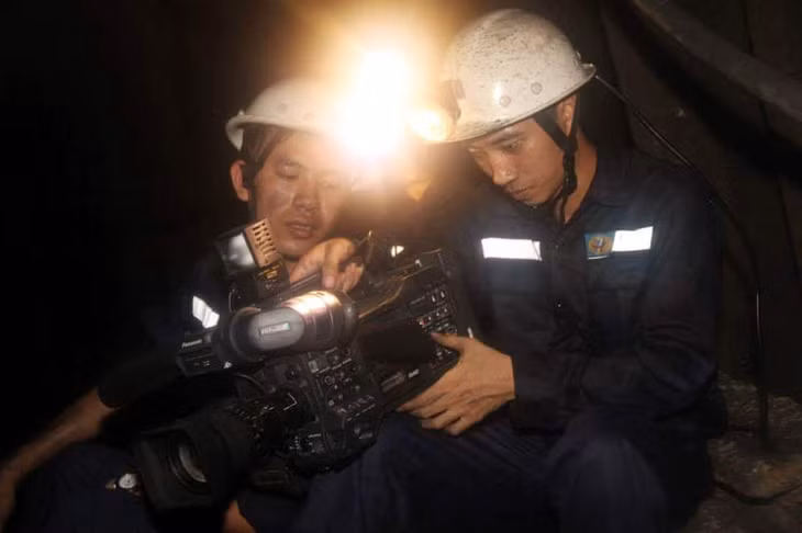 Quốc Thắng và Mạnh Linh cẩn thận kiểm tra lại hình ảnh ngay dưới lò Thành Công. (Ảnh Mạnh Linh cung cấp)