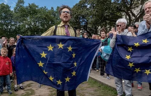 Người dân ủng hộ việc Anh ở lại EU biểu tình tại London. Ảnh: AP
