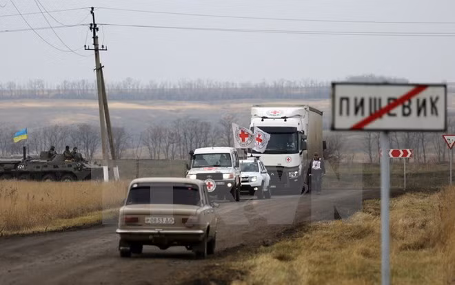 Đoàn xe của Hội Chữ thập đỏ chuyển hàng viện trợ cho người dân Ukraine sống tại làng Pischevik thuộc vùng Donetsk, Ukraine. (Nguồn: AFP/TTXVN)
