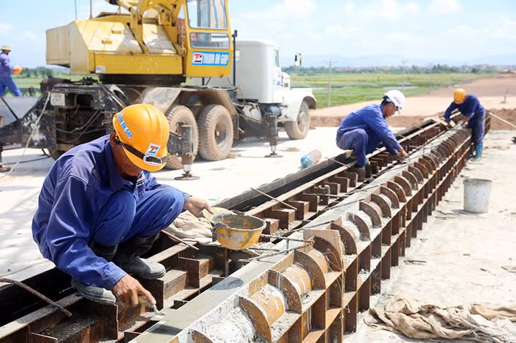 Cầu sông Rút đã xong toàn bộ trụ cầu, lao lắp 73 dầm (7 nhịp). Nhà thầu bắt đầu tổ chức thi công hạng mục lan can và dải phân cách giữa 2 làn cầu.