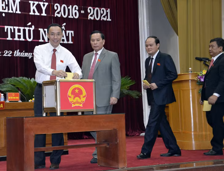 Các đại biểu tiến hành bỏ phiếu bầu Chủ tịch HĐND thành phố khóa XX 