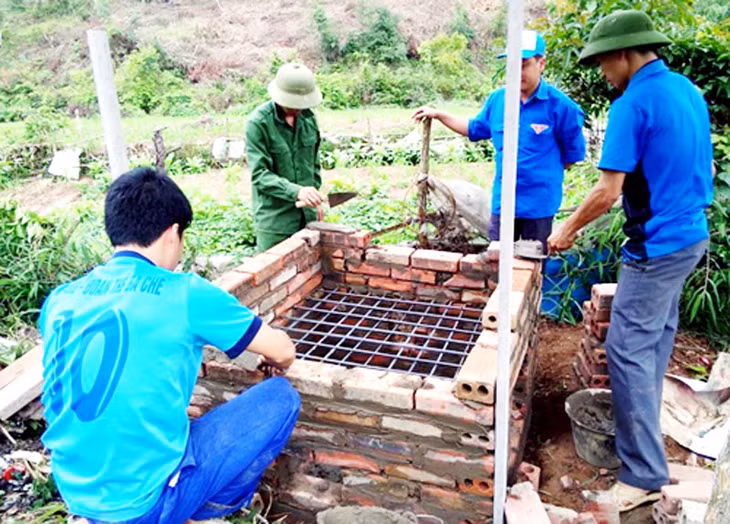 Một lò đốt rác thải cỡ nhỏ đang được xây tại thôn Mới (xã Lương Mông). Ảnh: Thuỳ Loan (Đài Ba Chẽ)
