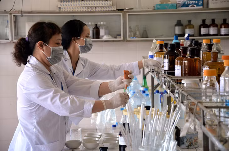 Cán bộ Trung tâm Y tế dự phòng tỉnh xét nghiệm các mẫu thực phẩm tại Phòng xét nghiệm nước, thực phẩm, độc chất.