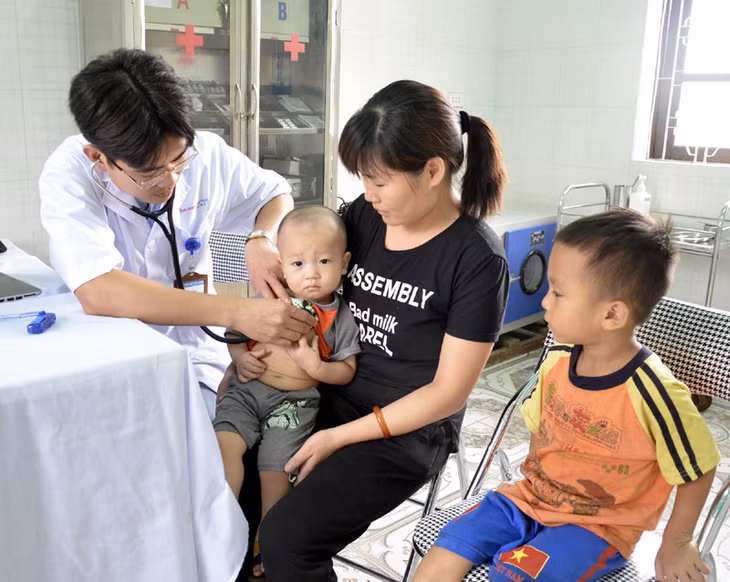 Quỹ Bảo trợ trẻ em tỉnh, Bệnh viện Hữu nghị Việt - Đức, huyện Bình Liêu phối hợp tổ chức khám sàng lọc miễn phí cho trẻ em có biểu hiện mắc bệnh tim mạch bẩm sinh trên địa bàn tại Trạm Y tế xã Tình Húc.