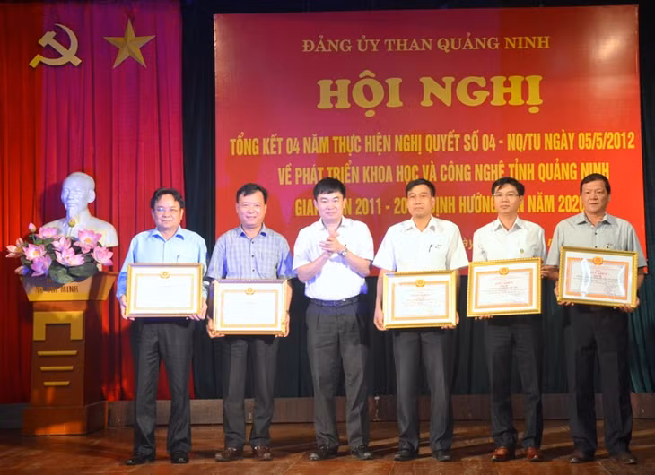 Đồng chí Ngô Hoàng Ngân, Bí thư Đảng ủy Than Quảng Ninh thay mặt Đảng ủy trao tặng Bằng khen cho các tập thể có thành tích xuất sắc trong phong trào thi đua trong tập đoàn(Ảnh: Lương Giang)