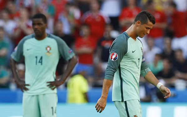 Góp công đầu giúp đội nhà đi tiếp nhưng Ronaldo có lý do để không vui. Ảnh: Reuters.