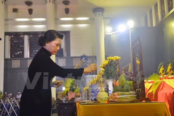 Chủ tịch Quốc hội Nguyễn Thị Kim Ngân thắp hương trong lễ viếng. (Ảnh: Minh Sơn/Vietnam+)