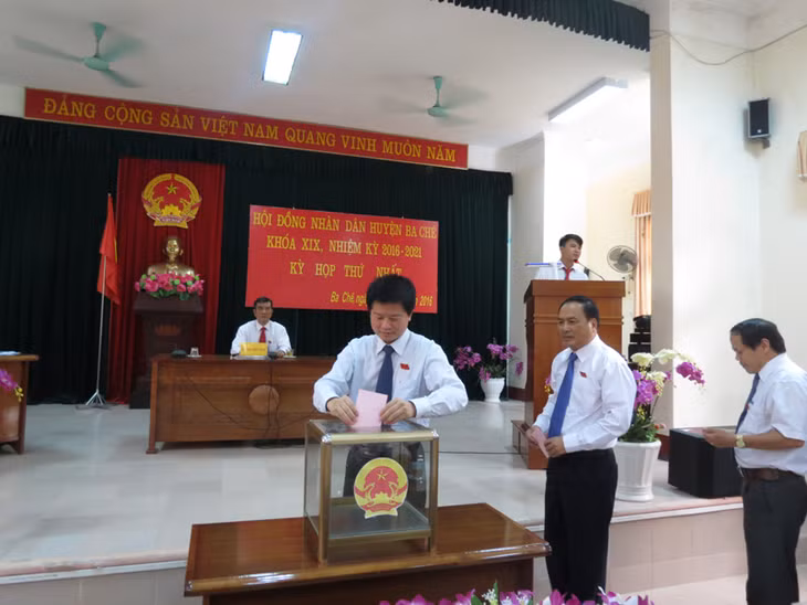 Các đại biểu bỏ phiếu bầu các chức danh HĐND, UBND huyện khóa XIX.