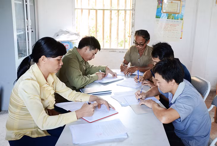 Cán bộ xã Đồng Tâm hướng dẫn chi bộ thôn Ngàn Vàng giữa rà soát và lập danh sách quần chúng ưu tú để bồi dưỡng, phát triển tạo nguồn cho Đảng.
