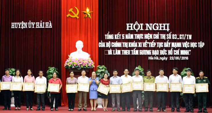 huyện Hải Hà đã khen thưởng cho 52 tập thể, cá nhân có thành tích xuất sắc trong 5 năm thực hiện chỉ thị 03-CT/TW Bộ Chính trị.