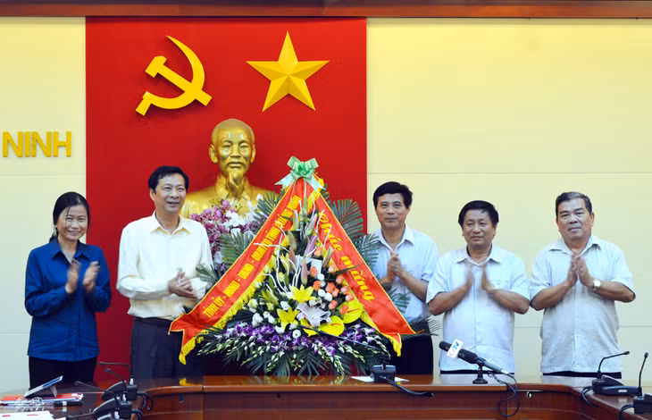 Các đồng chí: Nguyễn Văn Đọc, Bí thư Tỉnh ủy, Chủ tịch HĐND tỉnh, Đỗ Thị Hoàng, Phó Bí thư Thường trực Tỉnh ủy, Trưởng Đoàn ĐBQH tỉnh tặng hoa chúc mừng Hội Nhà báo tỉnh nhân kỷ niệm Ngày Báo chí cách mạng Việt Nam 21/6.
