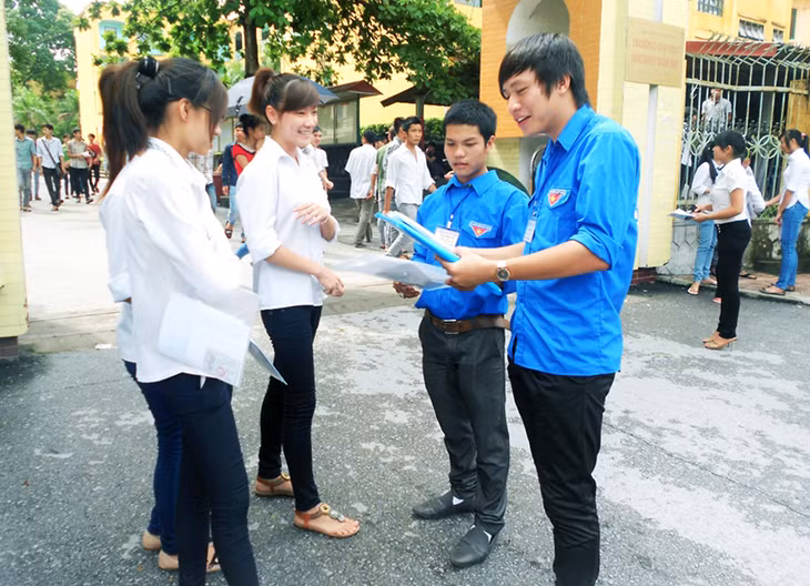 Thanh niên tình nguyện phát tài liệu về chương trình tiếp sức mùa thi 2016 cho học sinh trên địa bàn TX Đông Triều. (Ảnh do Hội Sinh viên tỉnh cung cấp)