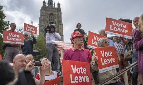 Những người ủng hộ Anh rời khỏi EU. Ảnh: Reuters