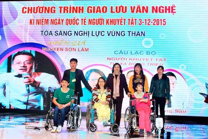 Đại diện Hội Bảo trợ người tàn tật và trẻ mồ côi tỉnh trao tặng xe lăn cho các thành viên CLB trong chương trình