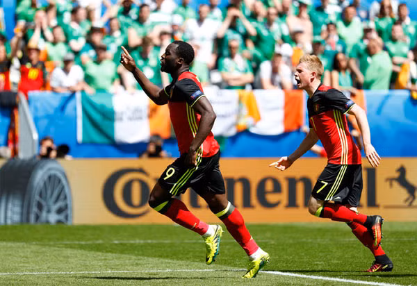 Lukaku (trái) và De Bruyne là hai người có công lớn nhất trong chiến thắng quan trọng của Bỉ. Ảnh: Reuters.