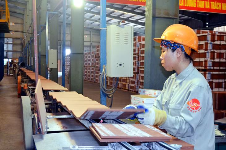 Sản xuất gạch không nung tại Công ty CP Dịch vụ môi trường Đông Khê (TX Đông Triều).