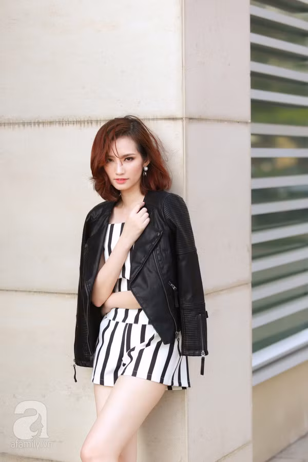 Trúc Diễm lựa chọn một bộ đồ nguyên cây áo quần kẻ sọc to bản, khoác hờ hững với áo jackets da thời thượng. Đôi chân thon dài được tôn khéo với thiết kế quần shorts đơn giản nhưng tinh tế này.