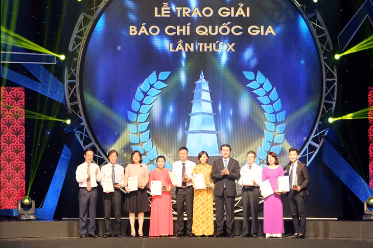 Chủ tịch nước Trần Đại Quang trao giải cho các tác giả có tác phẩm đạt giải A, Giải Báo chí Quốc gia lần thứ X- Năm 2015.