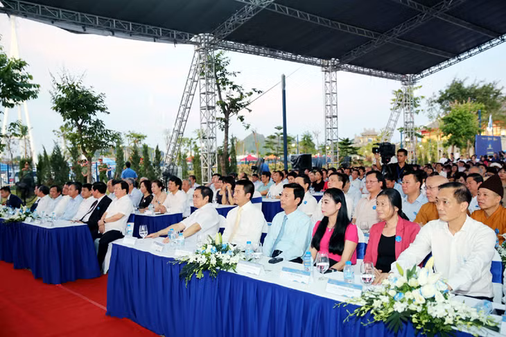 Các đồng chí lãnh đạo Trung ương, tỉnh Quảng Ninh dự lễ khai trương.