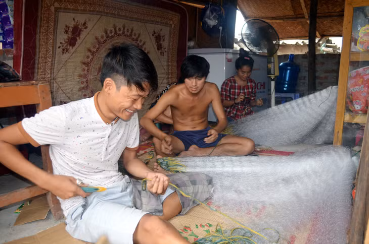 Nghề đan lưới mang lại thu nhập ổn định cho nhiều người dân xã Tiến Tới, huyện Hải Hà.
