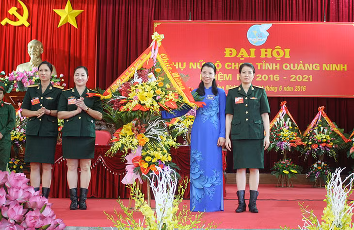 Đồng chí Vũ Thị Thanh Nhài, Phó Chủ tịch Hội LHPN tỉnh tặng hoa chúc mừng đại hội.