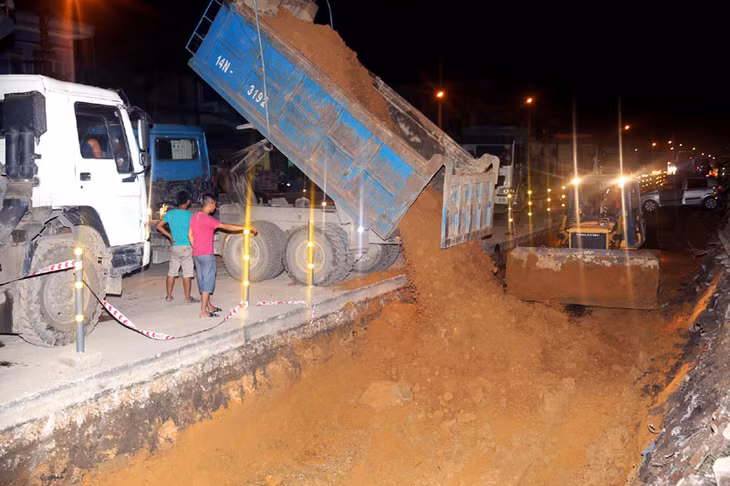 Nhà thầu thi công gói thầu số 1, dự án cải tạo QL18 (đoạn Hạ Long - Mông Dương) tổ chức đắp nền đường vào ban đêm để tránh ùn tắc.