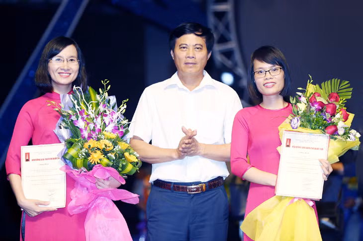 Chủ tịch Hội Nhà báo tỉnh Quảng Ninh tặng hoa chúc mừng 2 tác giả của Báo Quảng Ninh đạt giải C- Giải báo chí Quốc gia lần thứ X- Năm 2015.