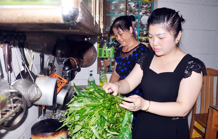 ...có công lớn của con dâu Nguyễn Thanh Thuỷ và các con, cháu trong gia đình. Trong ảnh: Bà Nguyễn Thanh Thuỷ (bên trái) và con dâu lớn đang chuẩn bị cho bữa ăn.