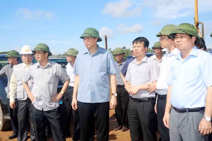 Đồng chí Nguyễn Đức Long, Phó Bí thư Tỉnh ủy, Chủ tịch UBND tỉnh kiểm tra tiến độ thực hiện cầu sông Hốt