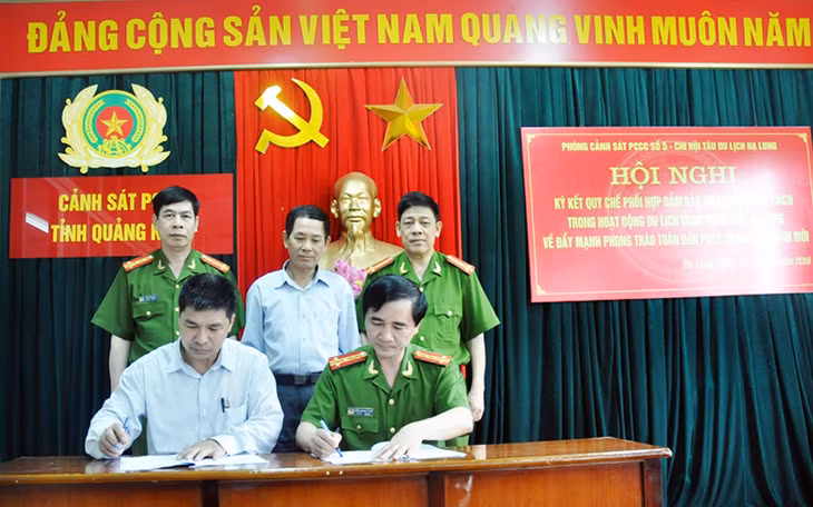 Chi hội tàu du lịch Hạ Long và Cảnh sát PCCC tỉnh ký Quy chế phối hợp đảm bảo an toàn phòng cháy chữa cháy và cứu nạn cứu hộ.