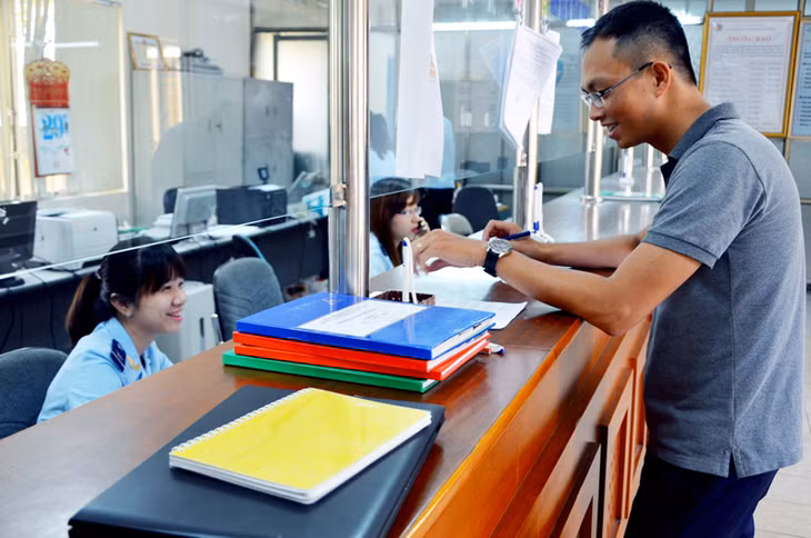 Cán bộ Chi cục Hải quan Cửa khẩu cảng Cái Lân hướng dẫn doanh nghiệp thực hiện thủ tục hải quan.