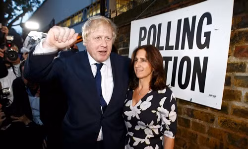 Cựu thị trưởng London Boris Johnson, ủng hộ rời khỏi EU, cùng vợ tại một điểm bỏ phiếu ở bắc London. Ảnh: Reuters.