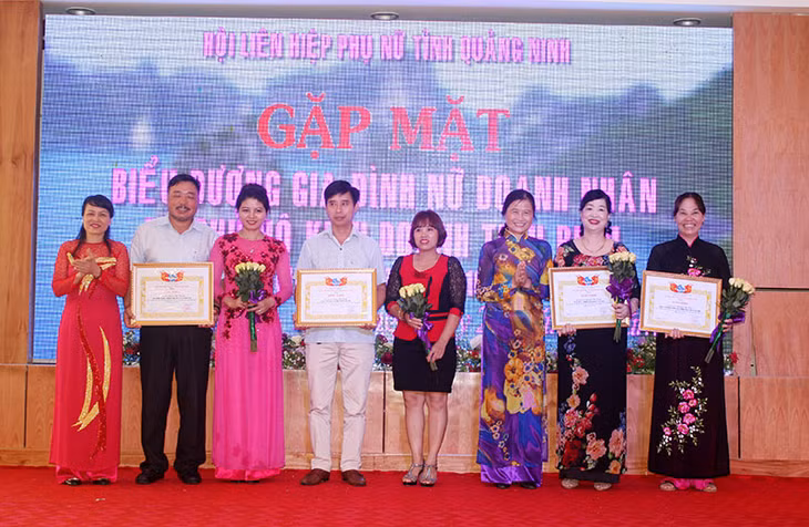 Đồng chí Đỗ Thị Hoàng, Phó Bí thư Thường trực Tỉnh ủy, Trưởng Đoàn ĐBQH tỉnh khóa XIII và đồng chí Nguyễn Thị Vinh, Chủ tịch Hội LHPN tỉnh tặng giấy khen cho các gia đình nữ doanh nhân và nữ chủ hộ kinh doanh tiêu biểu.